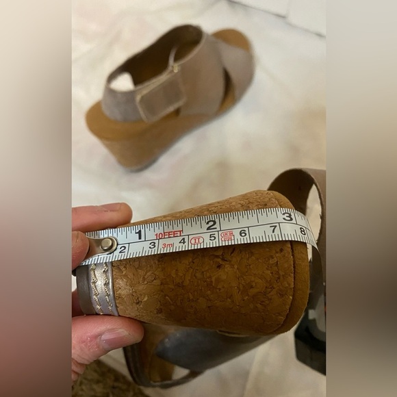 New Clarks Women's Helio Float Fashion Metallic Pewter Wedge Sandals Size 6.5M - Picture 6 of 7